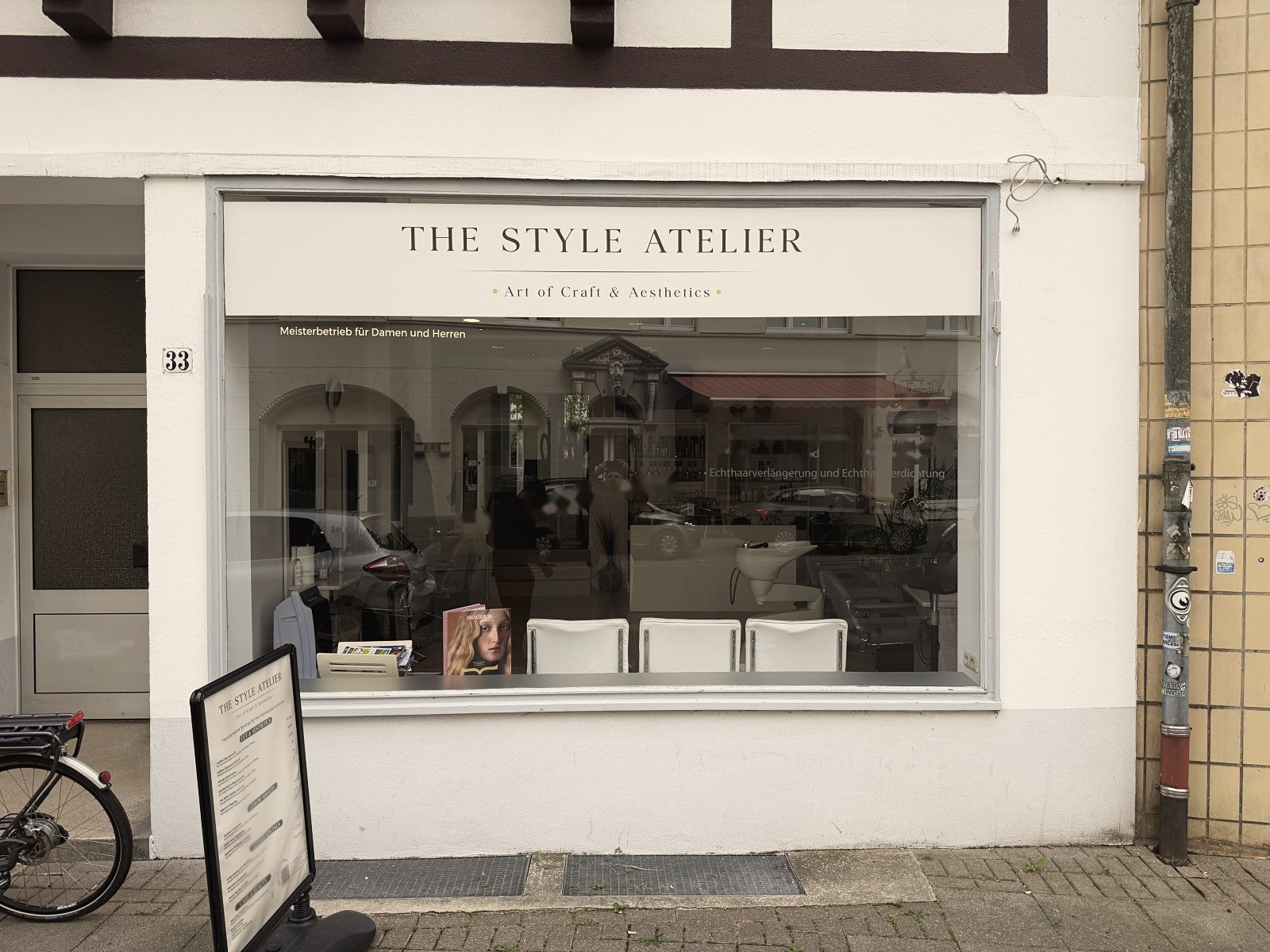 Schaufenster mit dem Schriftzug THE STYLE ATELIER